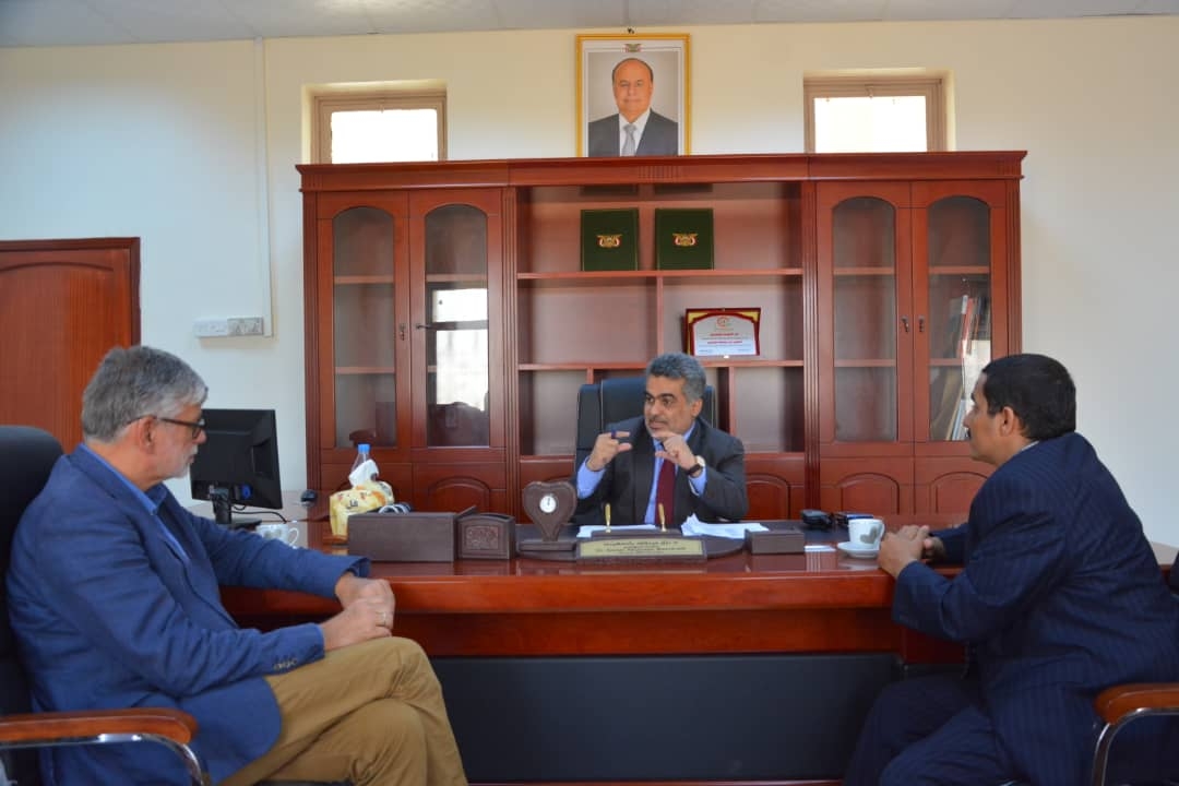  نائب وزير التخطيط يلتقي المدير القُطري لمنظمة كير الدولية في اليمن 