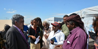  نائب وزير التخطيط يطلع على معاناة النازحين بمخيمات المنظمات الدولية في عدن 
