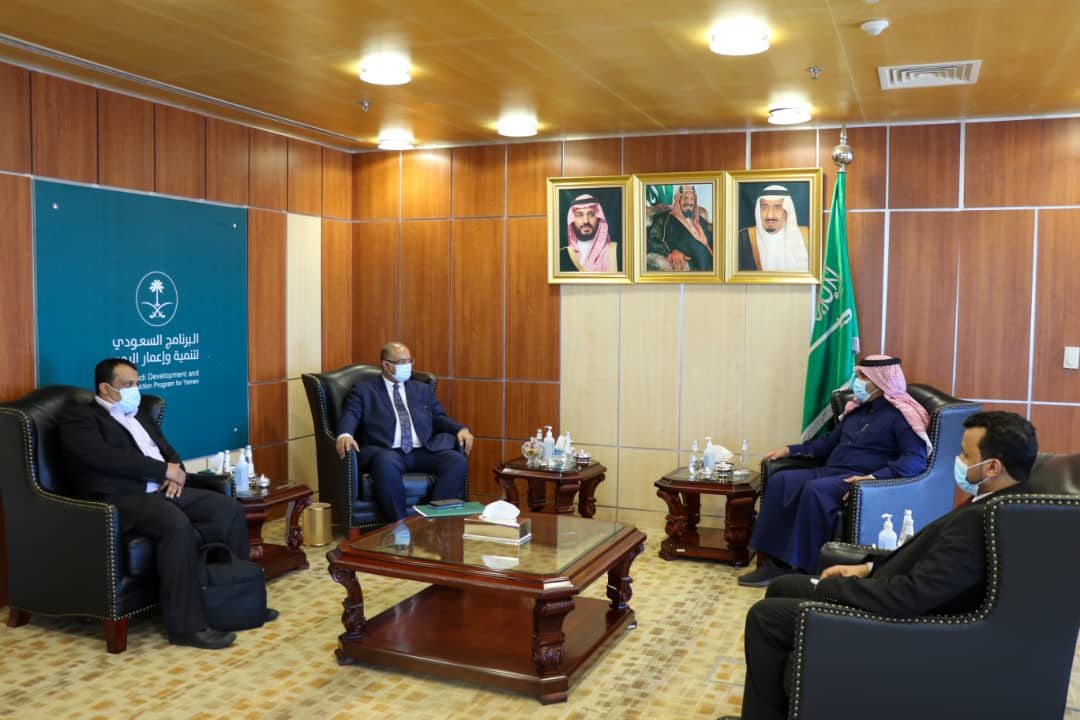  وزير التخطيط يبحث مع السفير آل جابر الدعم السعودي للاحتياجات التنموية في اليمن 