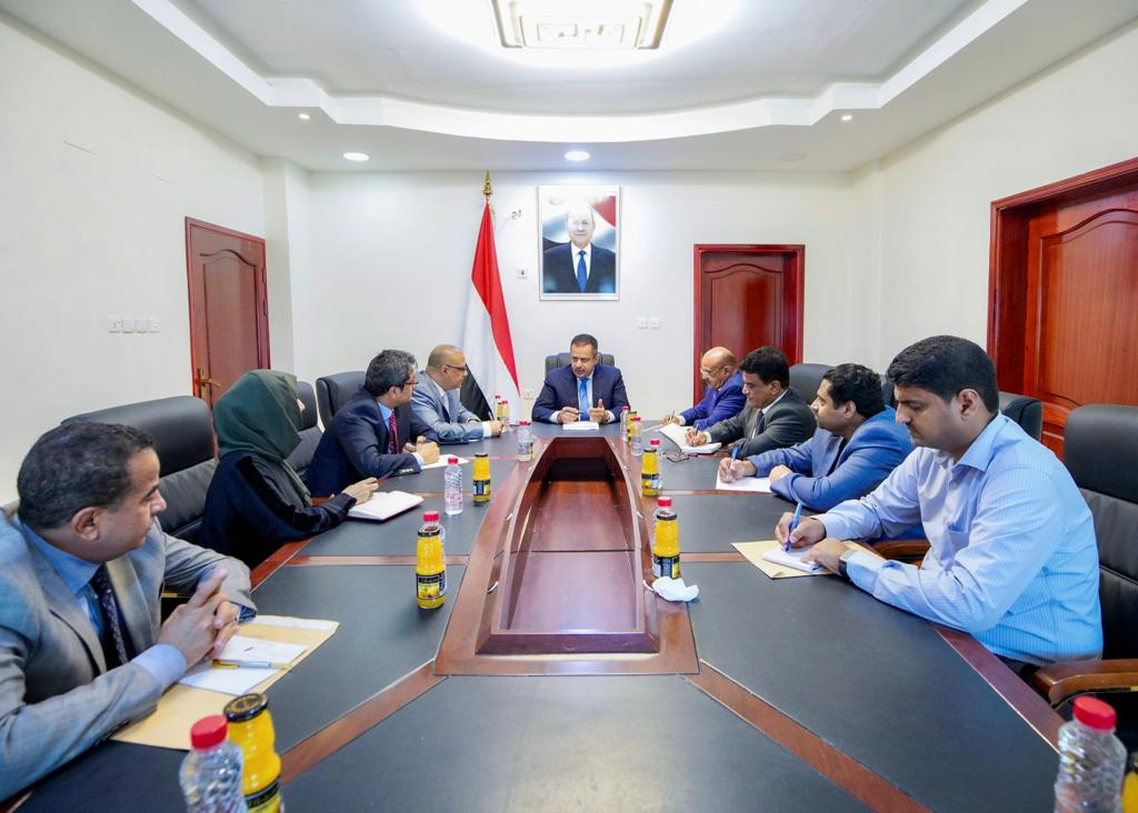  رئيس الوزراء يرأس اجتماع في عدن لمناقشة الأوضاع الاقتصادية والخدمية واستيعاب تعهدات الاشقاء