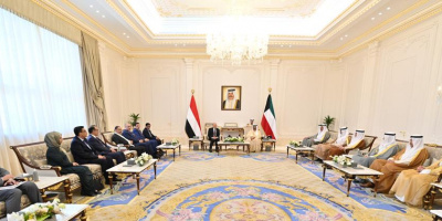  ولي العهد الكويتي يلتقي رئيس مجلس القيادة بقصر بيان ويؤكد عراقة وتميز العلاقات الثنائية مع اليمن