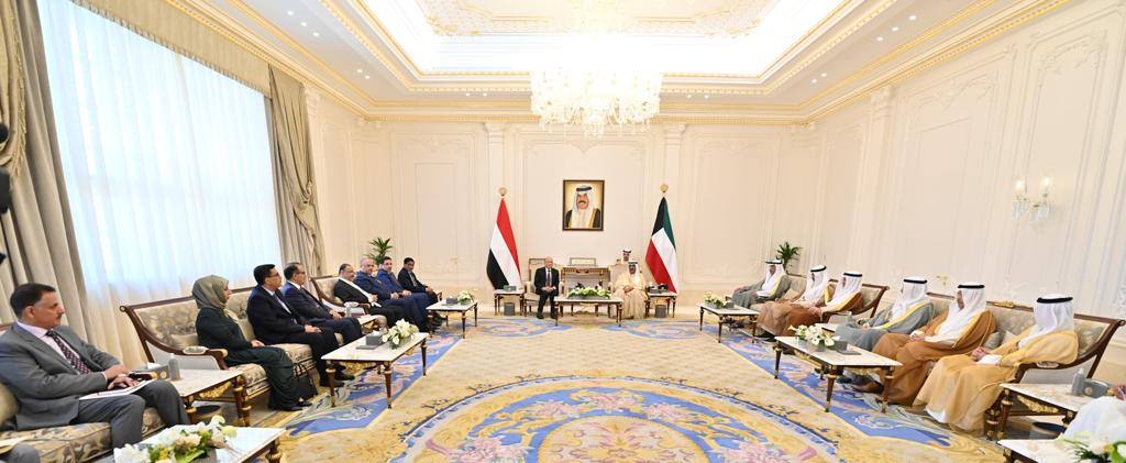  ولي العهد الكويتي يلتقي رئيس مجلس القيادة بقصر بيان ويؤكد عراقة وتميز العلاقات الثنائية مع اليمن