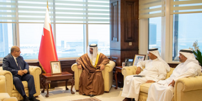  وزير التخطيط يبحث مع وزير المالية والاقتصاد البحريني تعزيز التعاون الثنائي