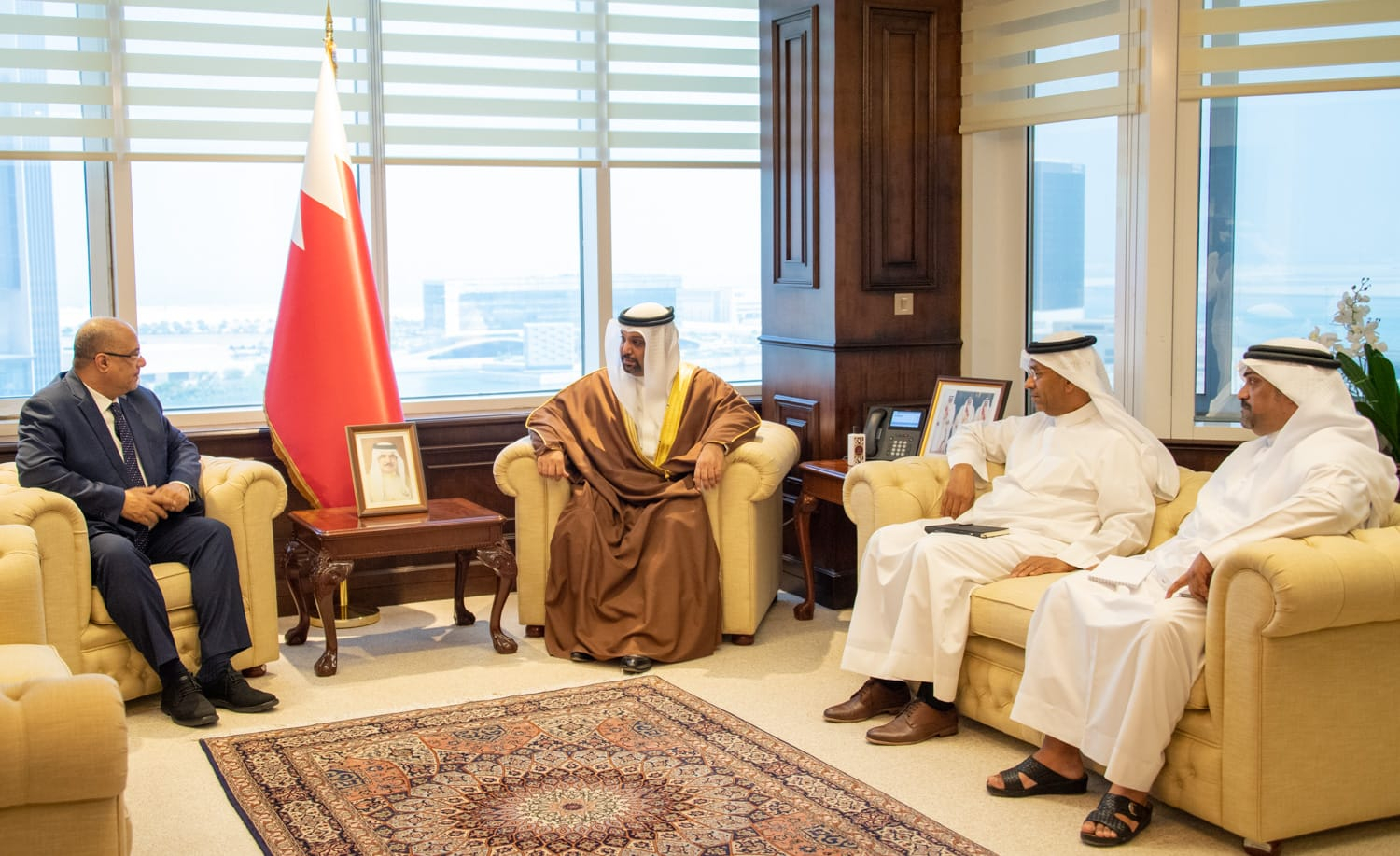  وزير التخطيط يبحث مع وزير المالية والاقتصاد البحريني تعزيز التعاون الثنائي
