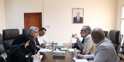 نائب وزير التخطيط يبحث مع منسق الشؤون الإنسانية للأمم المتحدة أوضاعالمياه بتعز والتحديات الغذائية